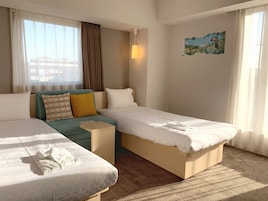 Habitación con 2 camas individuales, en esquina (Higher Floor) | Caja fuerte, sistema de insonorización, wifi gratis