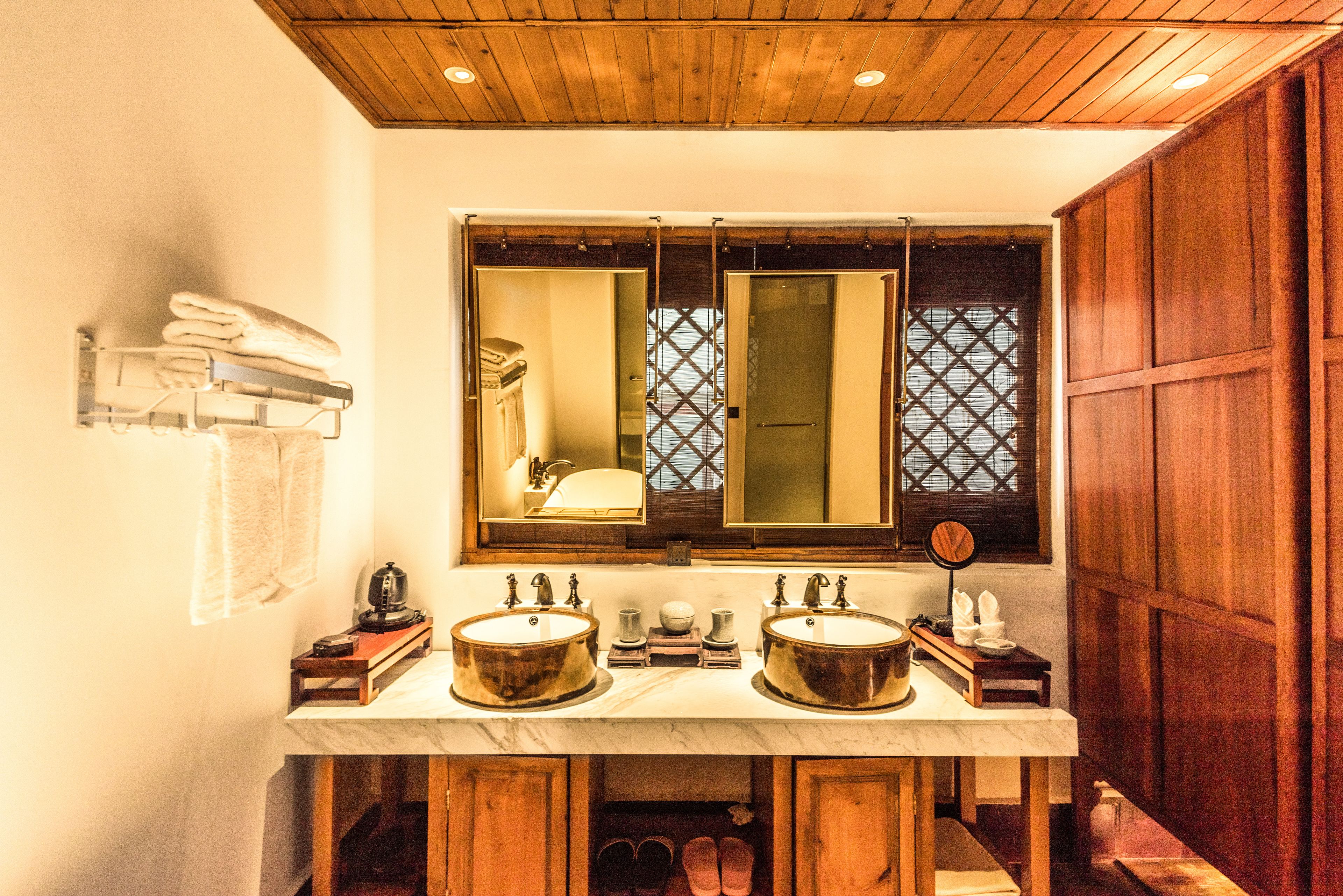 deluxe double room | bathroom | separate bathtub and shower, free toiletries, hair dryer, slippers