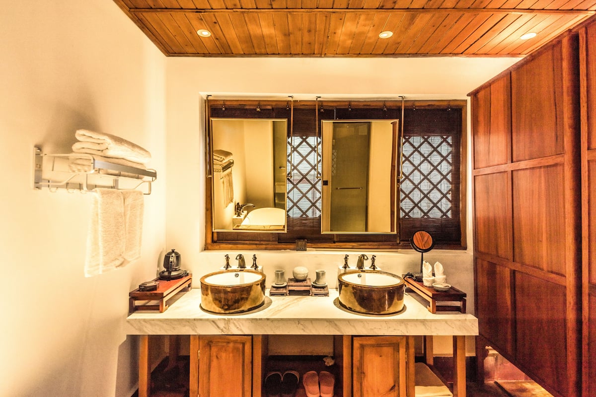 deluxe double room | bathroom | separate bathtub and shower, free toiletries, hair dryer, slippers