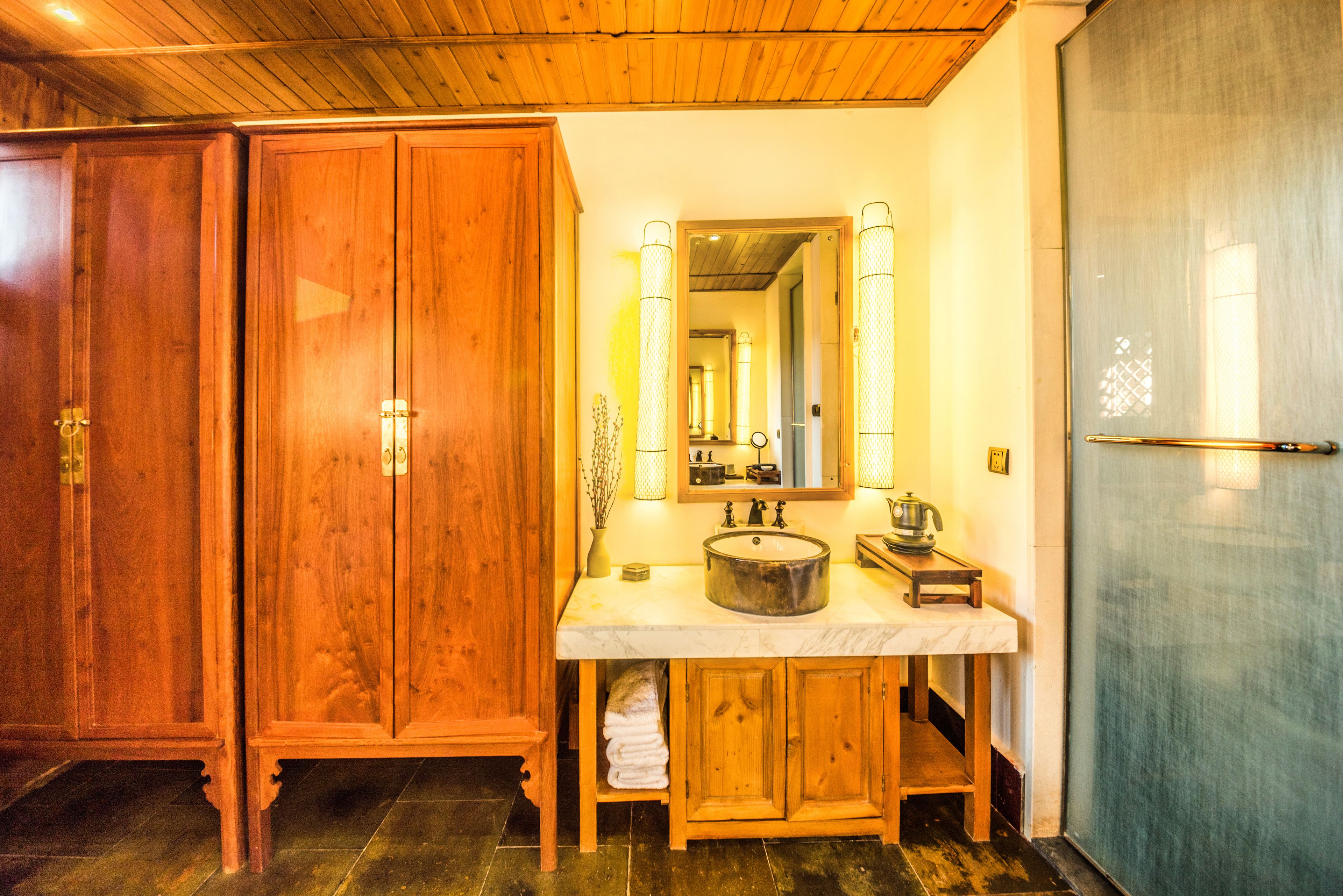 deluxe twin room | bathroom | separate bathtub and shower, free toiletries, hair dryer, slippers