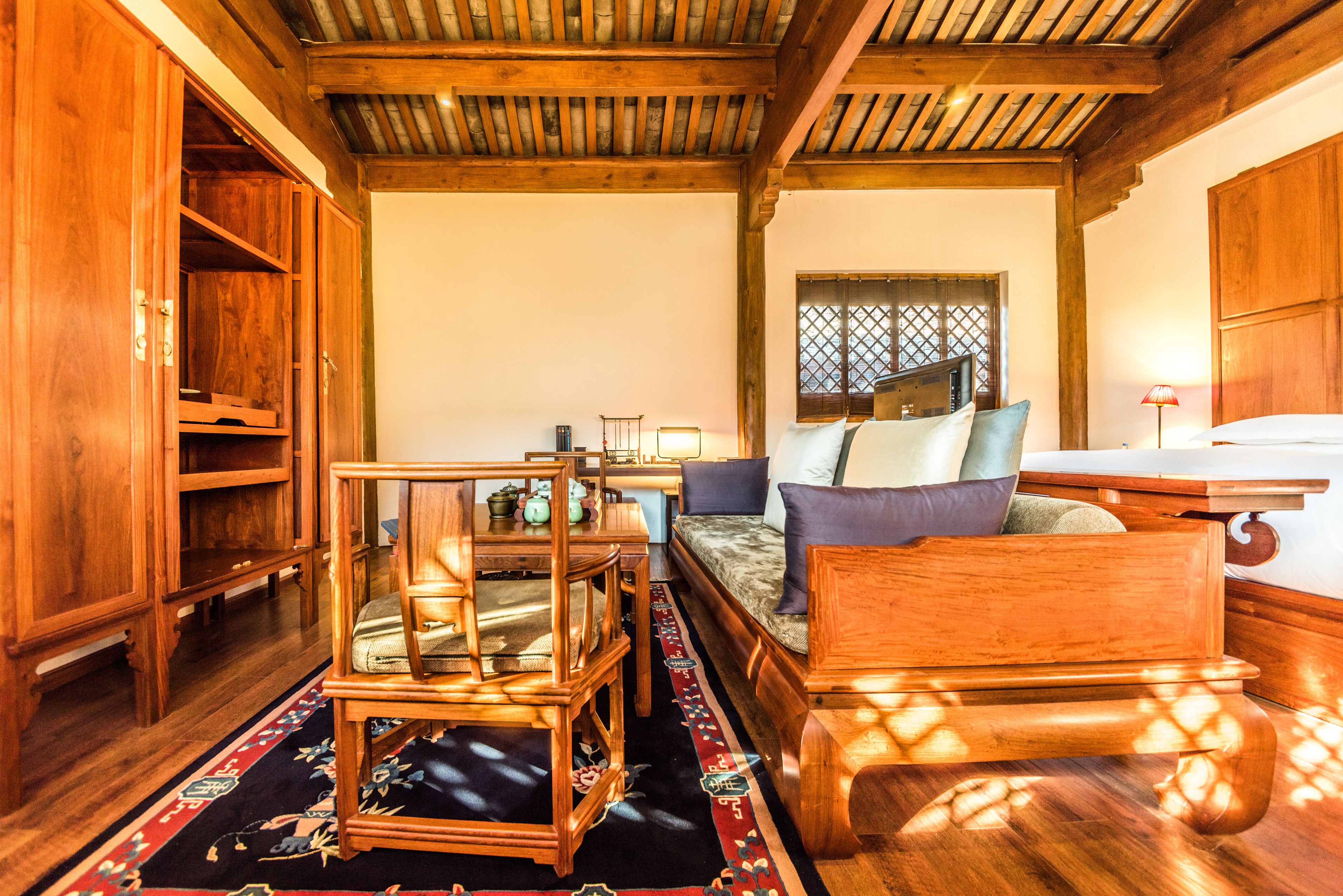 deluxe twin room | living area | lcd tv