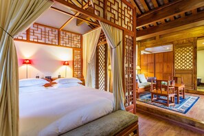 Suite | Premium bedding, blackout drapes, free WiFi