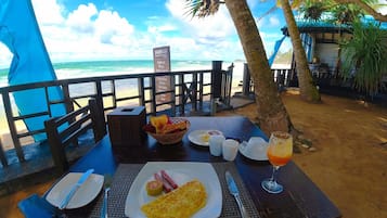 Petit déjeuner anglais (6 USD par personne)