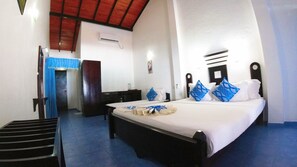 Standaard driepersoonskamer | Een kluis op de kamer, een bureau, een strijkplank/strijkijzer