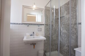 Double Room, Balcony | Bathroom | Shower, hair dryer, bathrobes, towels - Innsiderome (Rome)