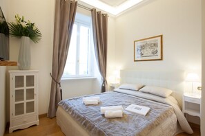 Comfort Double Room | Blackout drapes, soundproofing, free WiFi, bed sheets - Innsiderome (Rome)