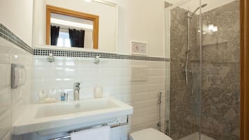 Deluxe Room | Bathroom