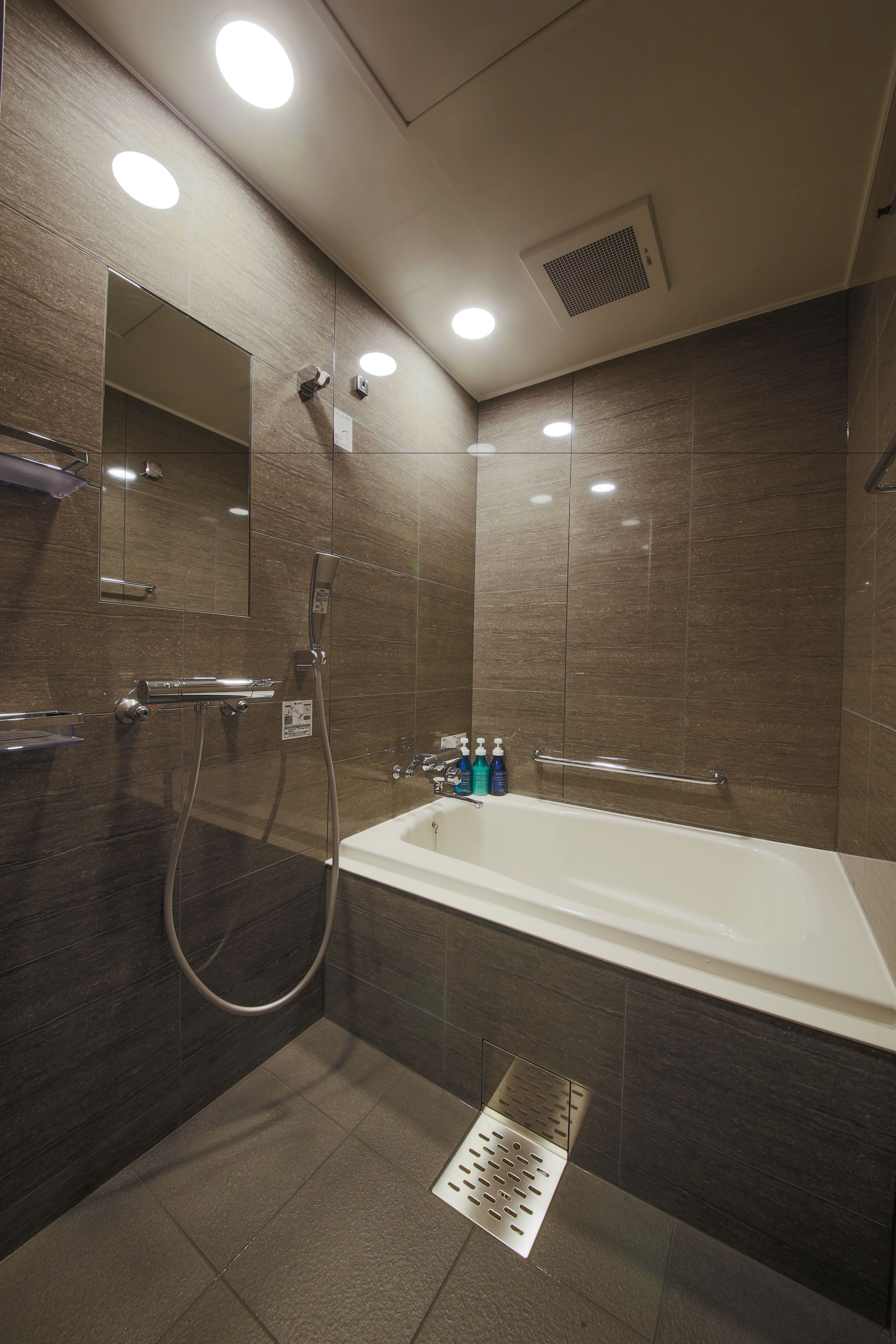 combined shower/bathtub, free toiletries, hair dryer, slippers