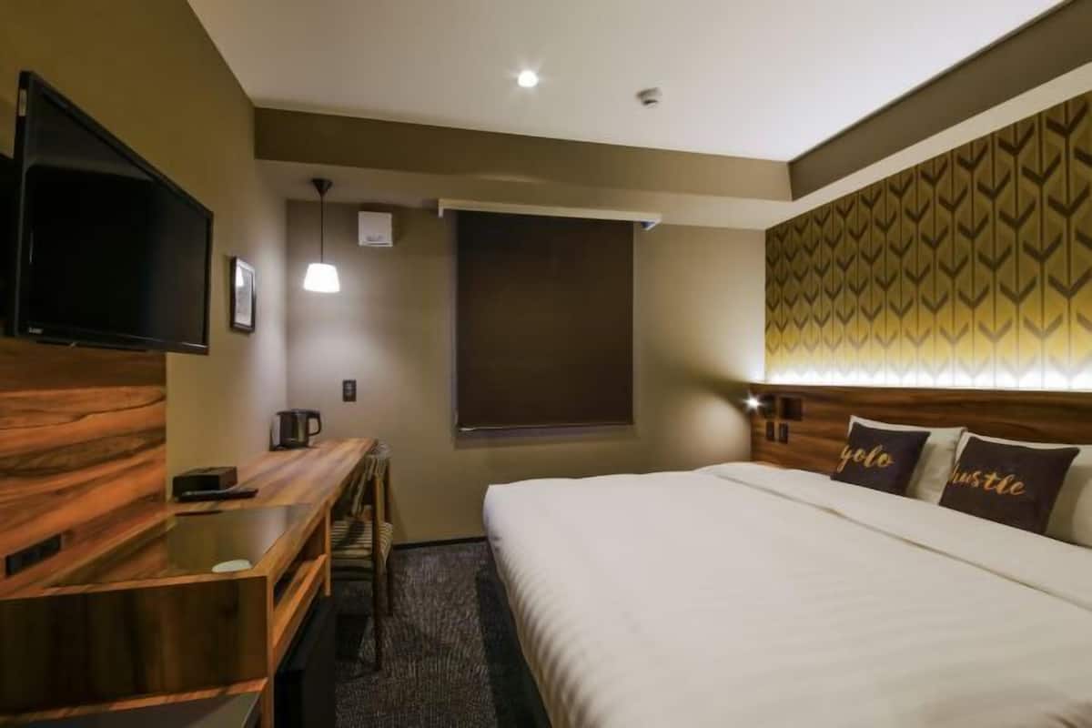 In-room safe, desk, free WiFi