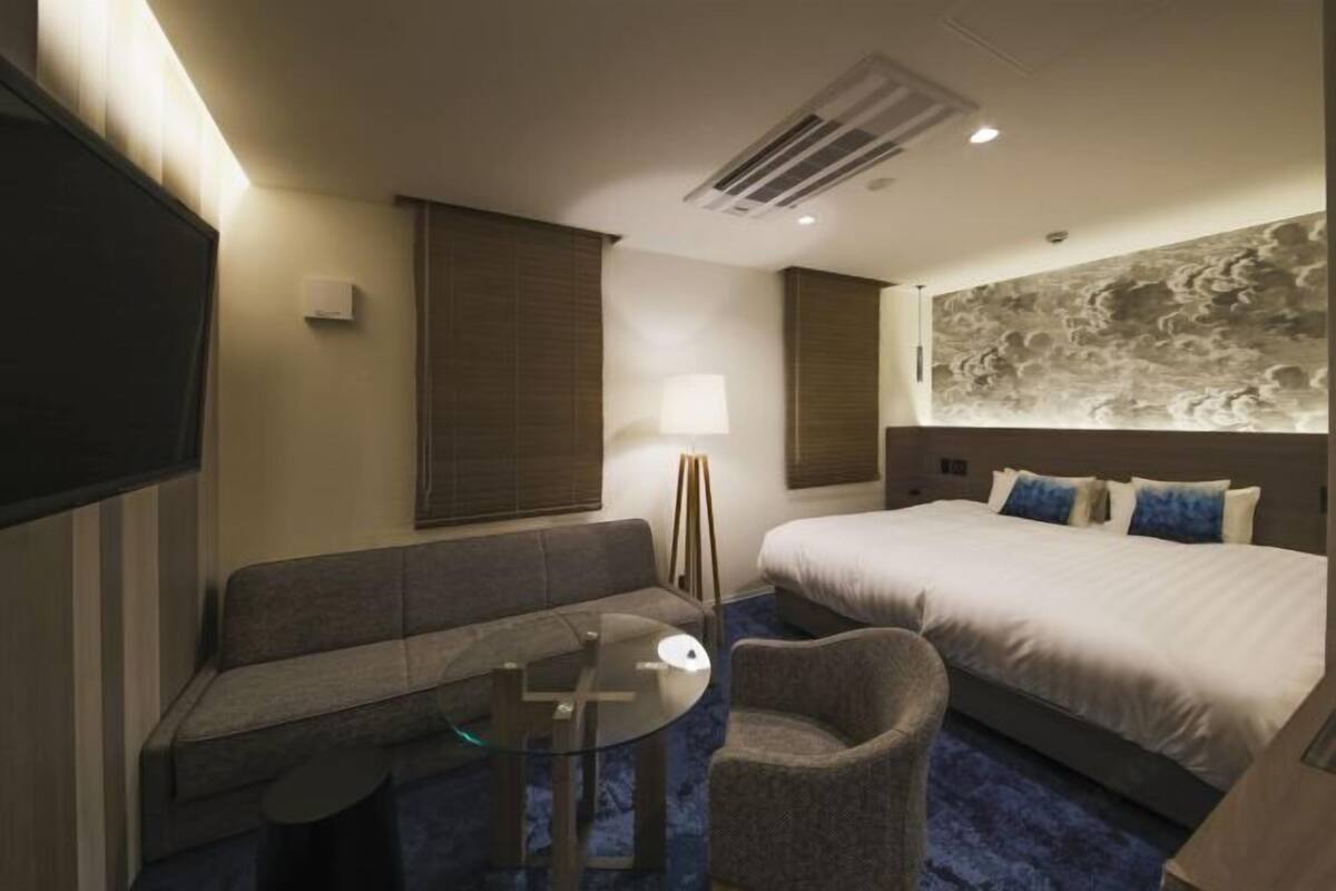 In-room safe, desk, free WiFi