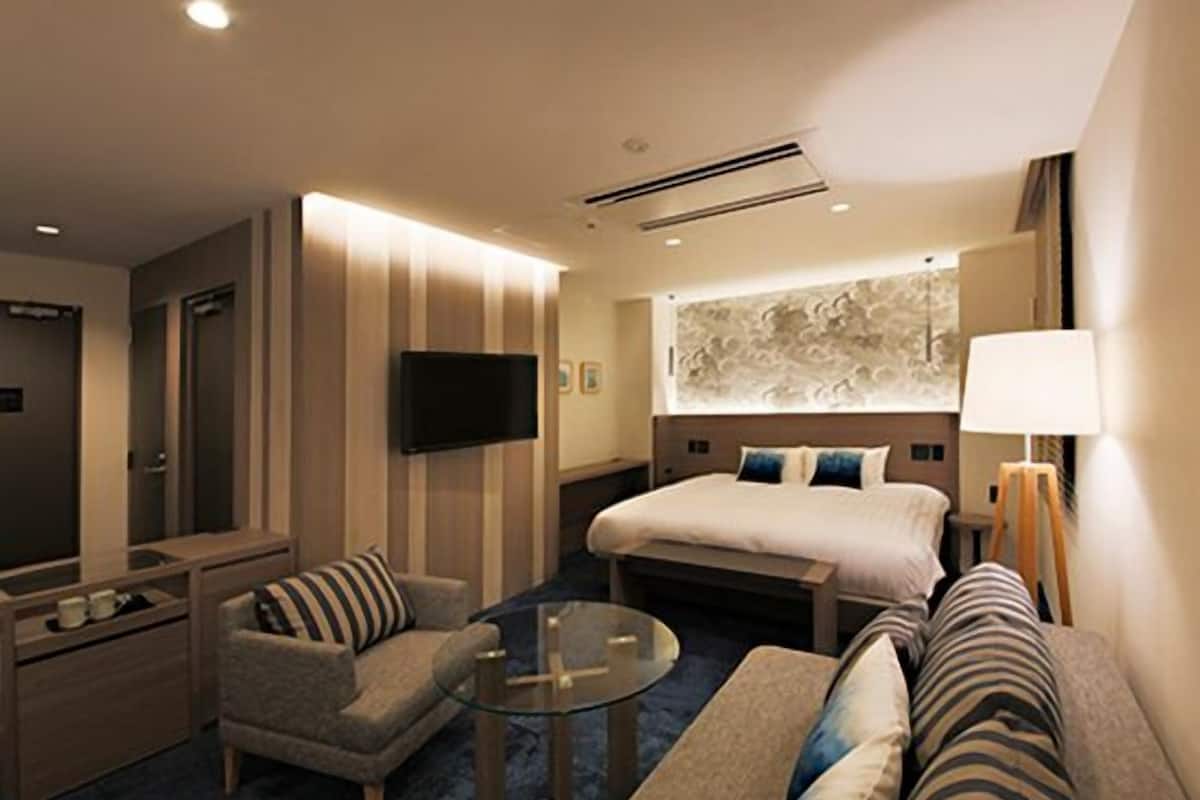 In-room safe, desk, free WiFi