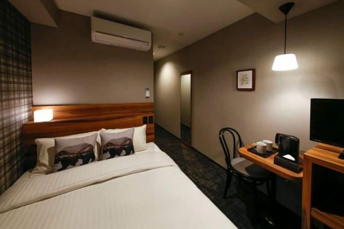 In-room safe, desk, free WiFi