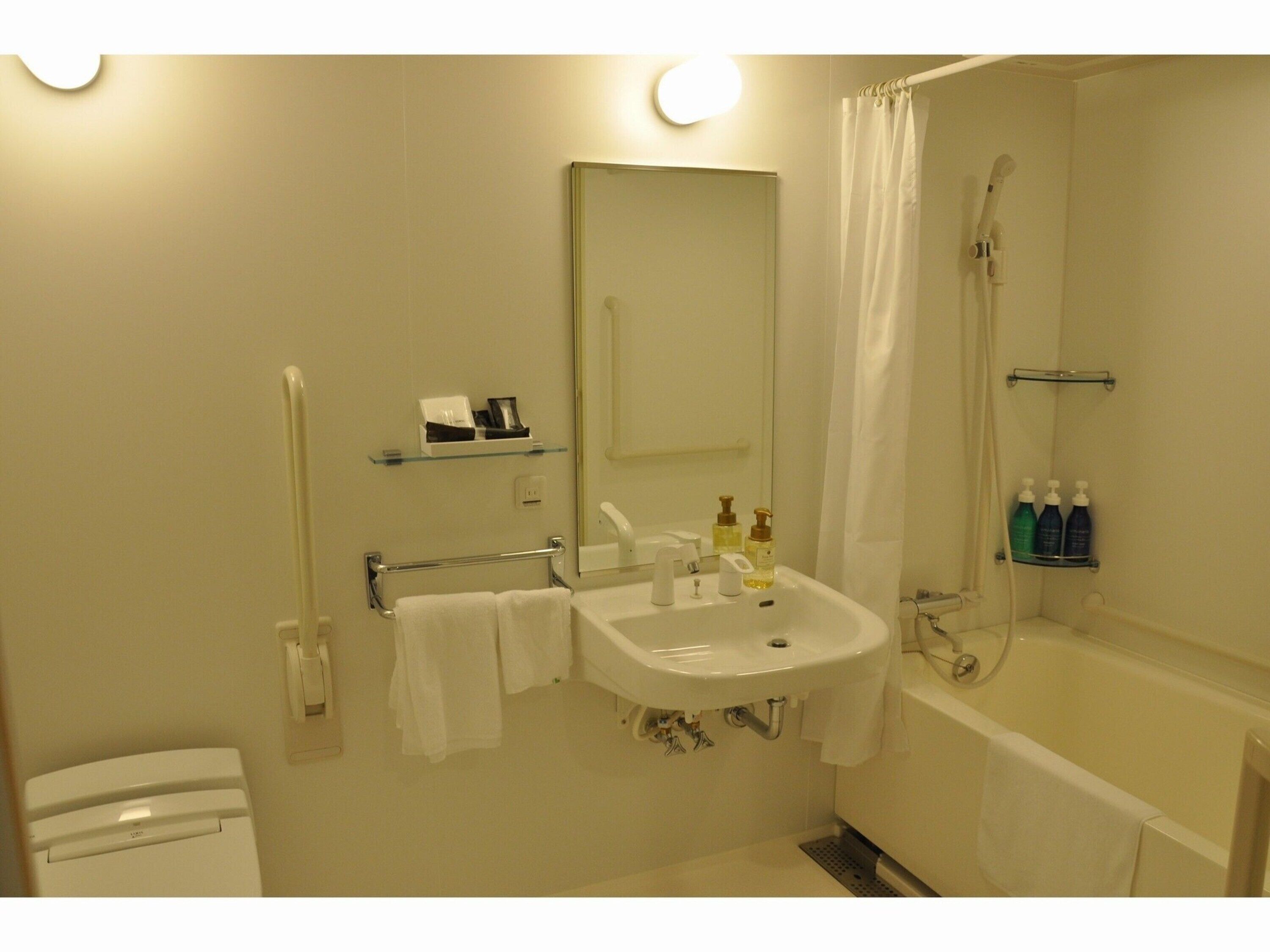 basic single room, 1 bedroom, accessible | bathroom | combined shower/bathtub, free toiletries, hair dryer, slippers