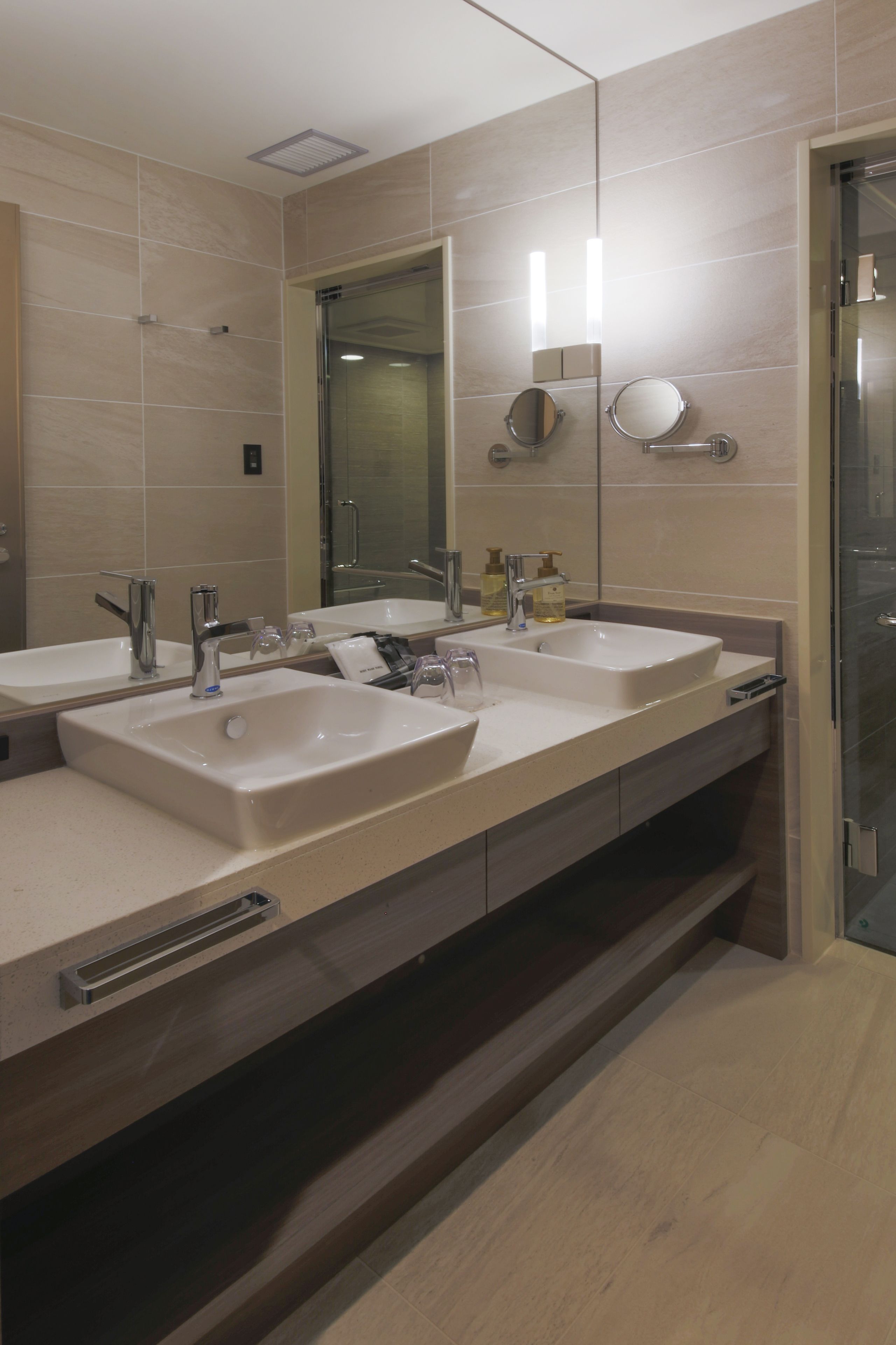 deluxe double room c, non smoking | bathroom | combined shower/bathtub, free toiletries, hair dryer, slippers