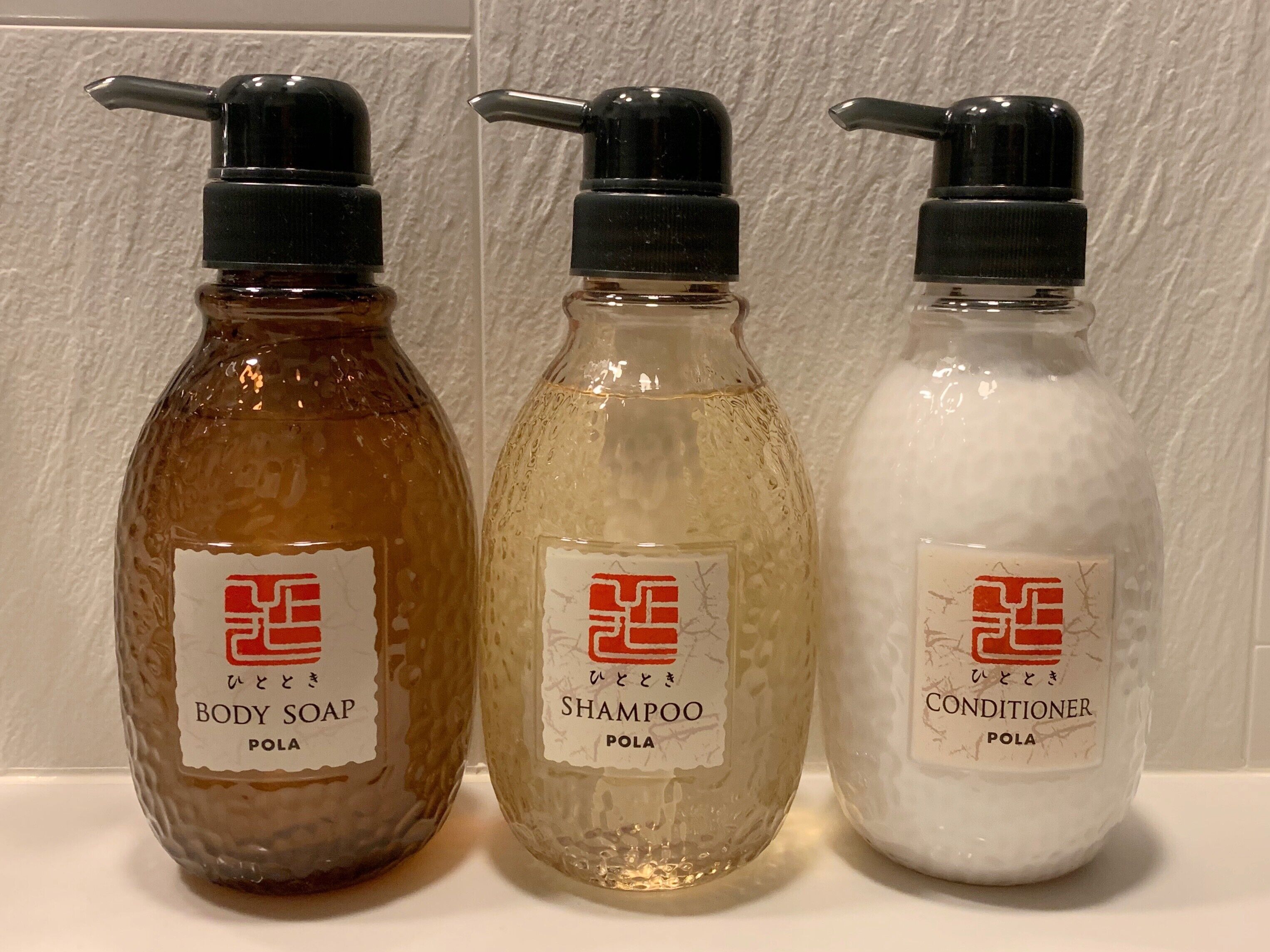 combined shower/bathtub, free toiletries, hair dryer, slippers