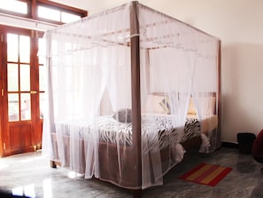 Bàn, bàn ủi/dụng cụ ủi quần áo, nôi (giường cho trẻ sơ sinh) miễn phí