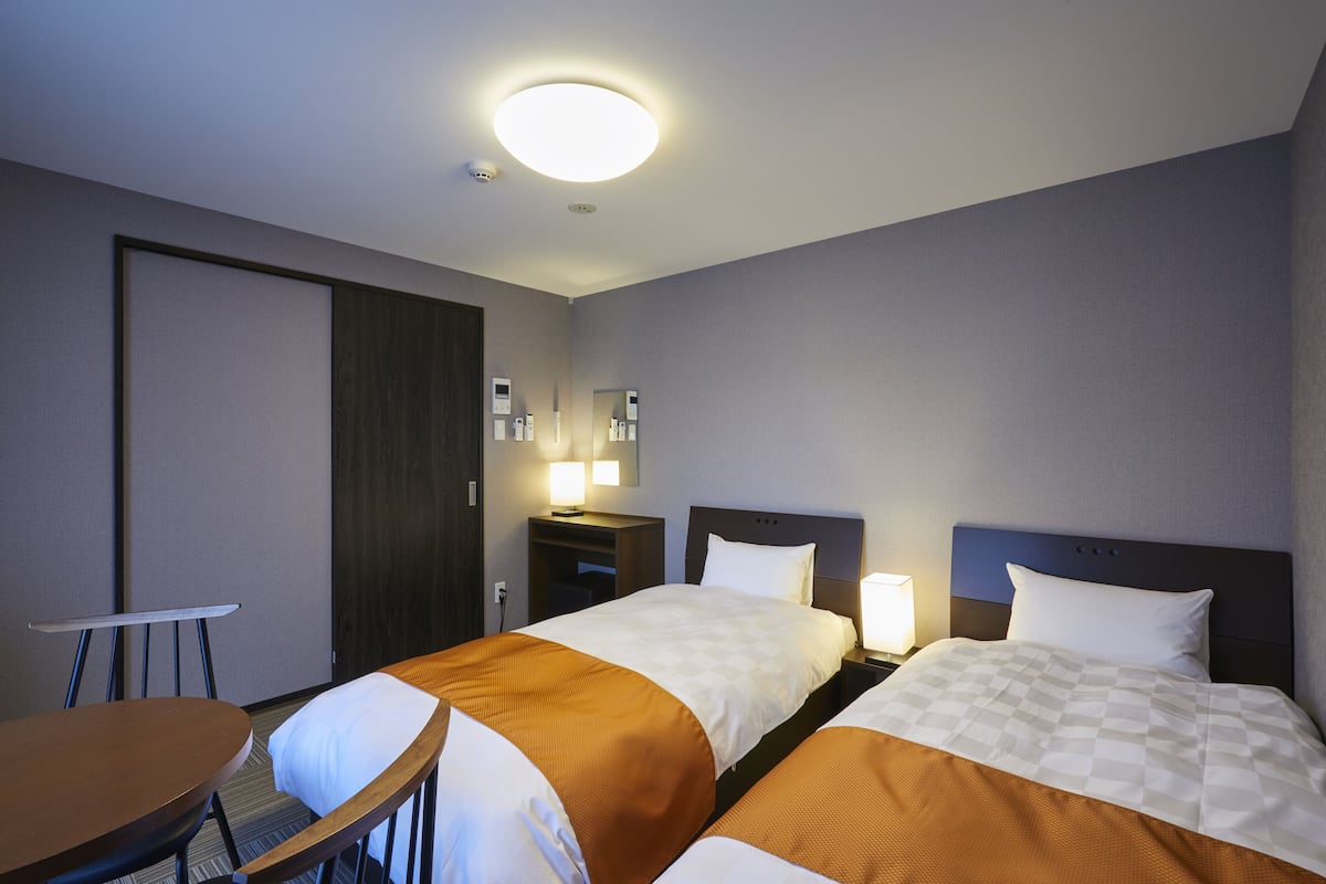 Twin Room | In-room safe, desk, WiFi (free), bed sheets