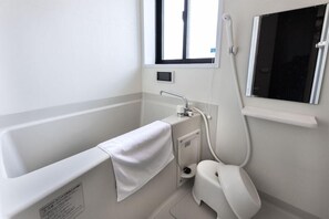Separate tub and shower, deep soaking tub, free toiletries, hair dryer - Rinn Tofukuji Riverside (Kyoto)