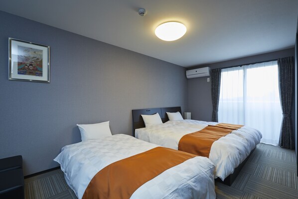 Dreibettzimmer | Zimmersafe, Schreibtisch, kostenloses WLAN, Bettwäsche