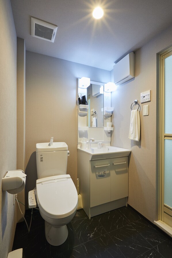 Bathroom sink - Rinn Tofukuji Riverside (Kyoto)