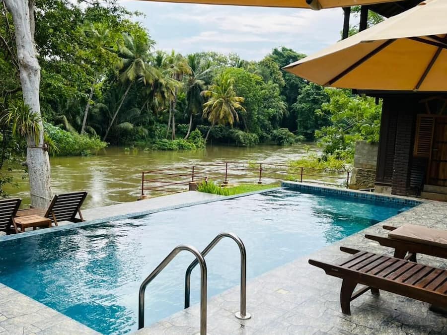 Piscina externa, espreguiçadeiras