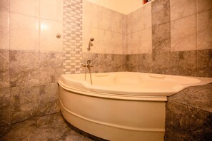 Deluxe Family Suite | Bathroom | Shower, free toiletries, towels, soap - Yala River Face Inn (Thissamaharama)
