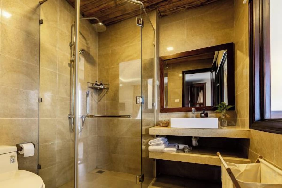 Shower, free toiletries, bathrobes, slippers