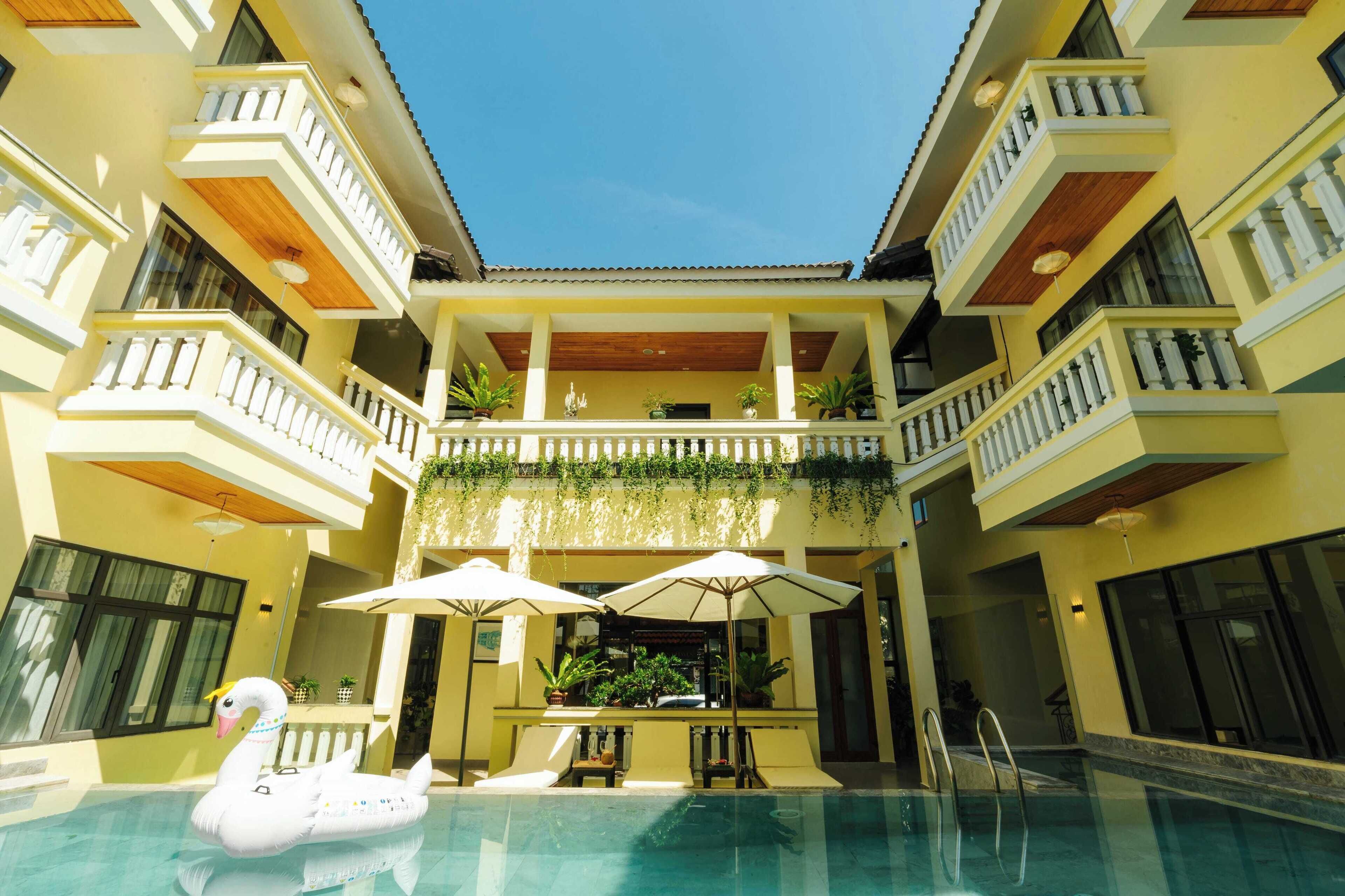 deluxe triple room, balcony, pool view | balcony view