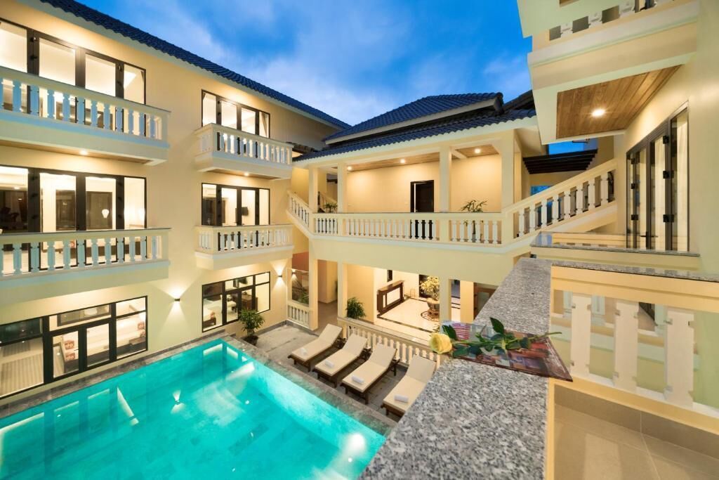 outdoor pool, pool loungers