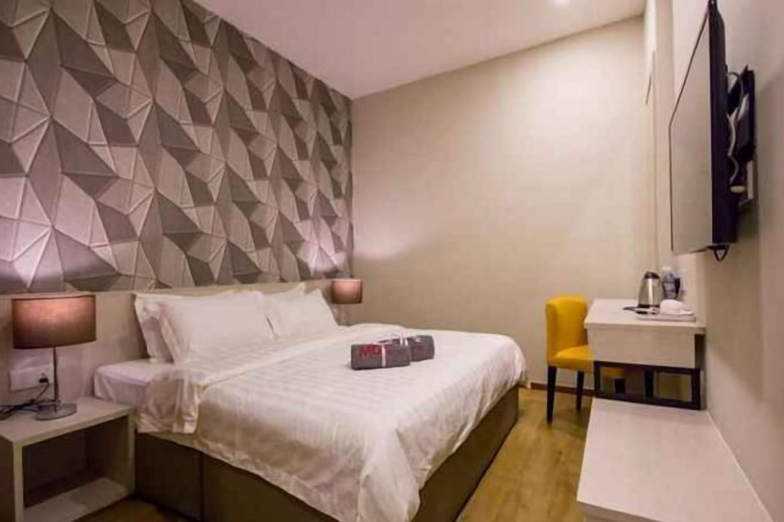 Skrivbord, arbetsyta för laptop, ljudisolering och strykjärn/strykbräda