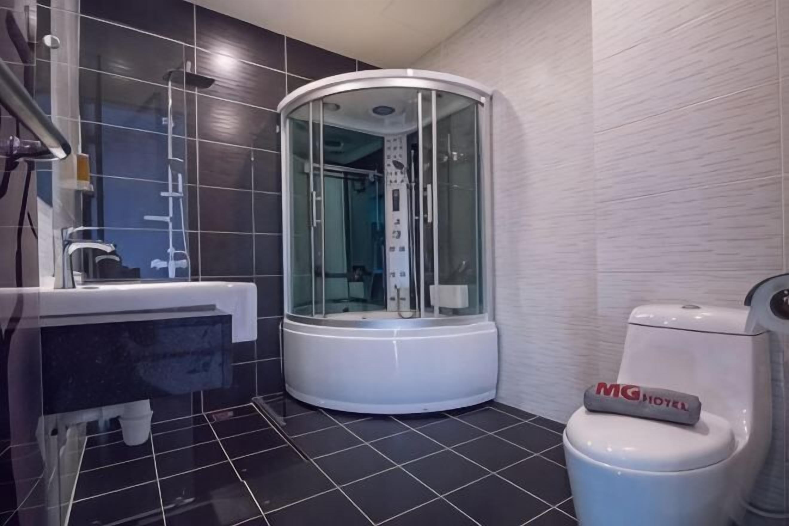 Badrum | Dusch, duschhuvud med massagefunktion och gratis toalettartiklar