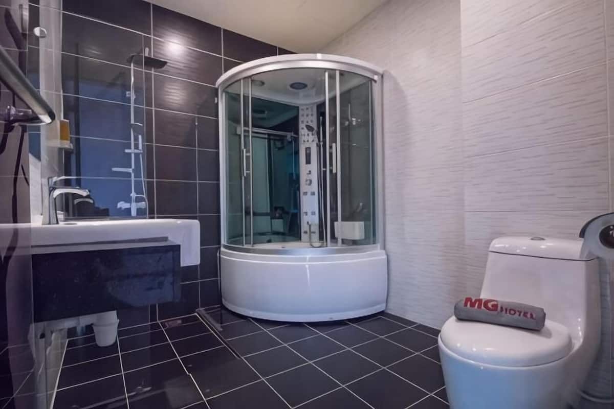 Badrum | Dusch, duschhuvud med massagefunktion och gratis toalettartiklar