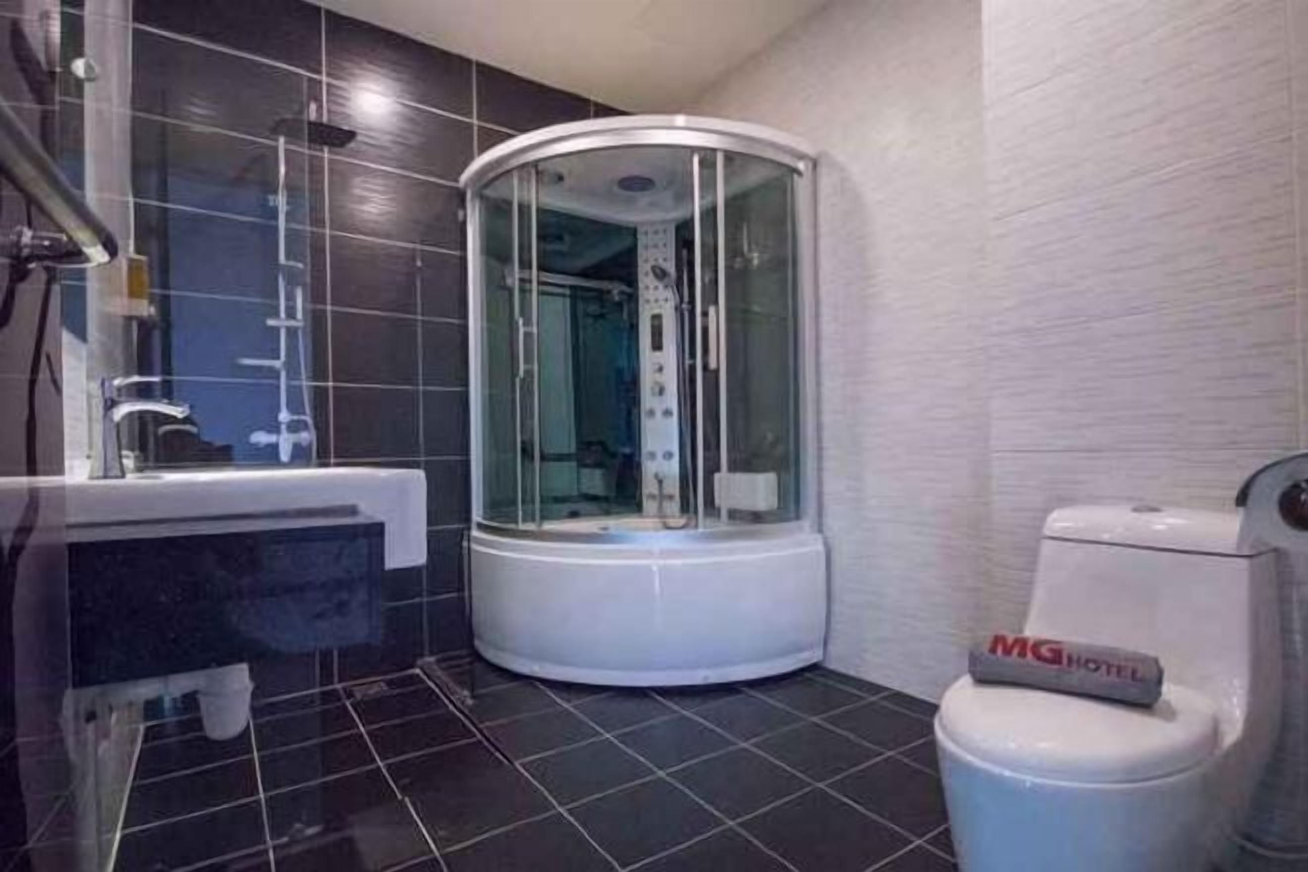 Bathroom | Shower, hydromassage showerhead, free toiletries, hair dryer