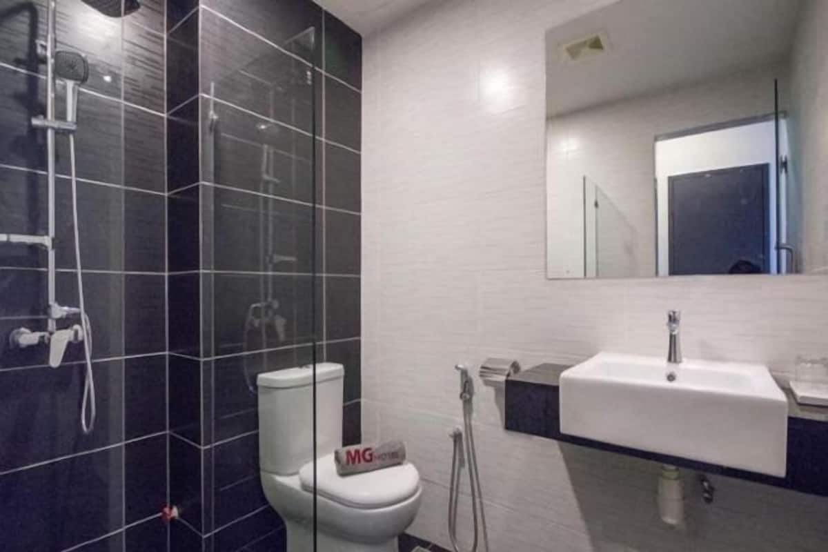 Bathroom | Shower, hydromassage showerhead, free toiletries, hair dryer