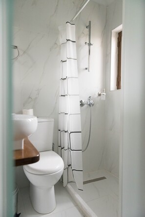 Ducha, artículos de tocador gratuitos, secador de pelo, bidet