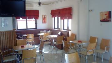 Petit déjeuner complet (5.00 EUR par personne)