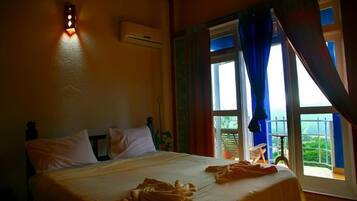 Standard Double Room with Bathtub | Caja de seguridad en la habitación y decoración personalizada