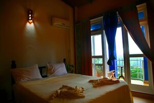 Standard Double Room with Bathtub | Odada kasa, ayrı ayrı dekore edilmiş, ayrı ayrı döşenmiş, masa 