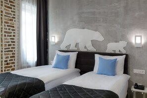 Kamar Double atau Twin Grand | Minibar, brankas, didekorasi berbeda-beda, dan meja kerja