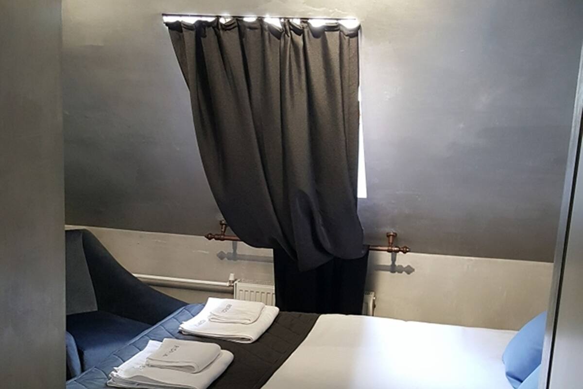 Economy Double Room | Bar mini, peti besi dalam bilik, dihias secara berasingan, meja