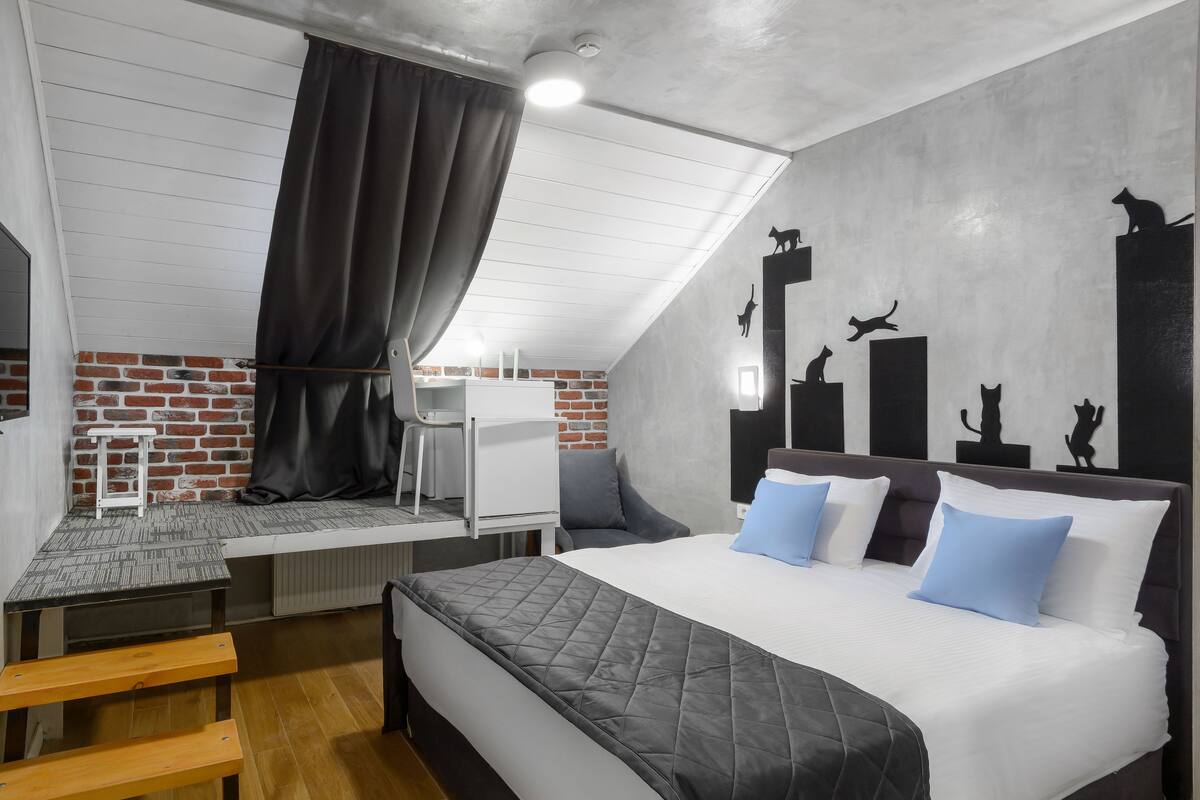 Junior Quadruple Room, 2 Bedrooms | Bar mini, peti besi dalam bilik, dihias secara berasingan, meja