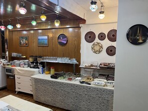 Daily buffet breakfast for a fee - Istanbul Paris Hotel & Hostel (Istanbul)