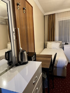 Egyptian cotton sheets, premium bedding, laptop workspace - Istanbul Paris Hotel & Hostel (Istanbul)