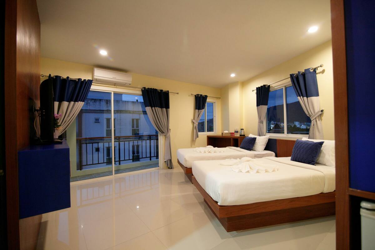 Twin Room | Minibar, in-room safe, soundproofing, free WiFi