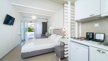 Studio Comfort | Seprai premium, brankas, meja kerja, dan kedap suara