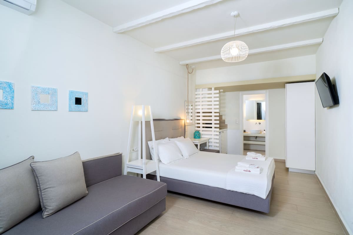 Premium bedding, in-room safe, desk, soundproofing