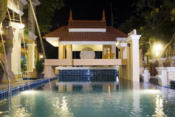 Una piscina al aire libre