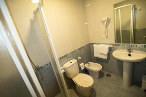 Dobbeltrom, terrasse, sjøutsikt | Bad | Dusj, designertoalettartikler, hårføner og bidé