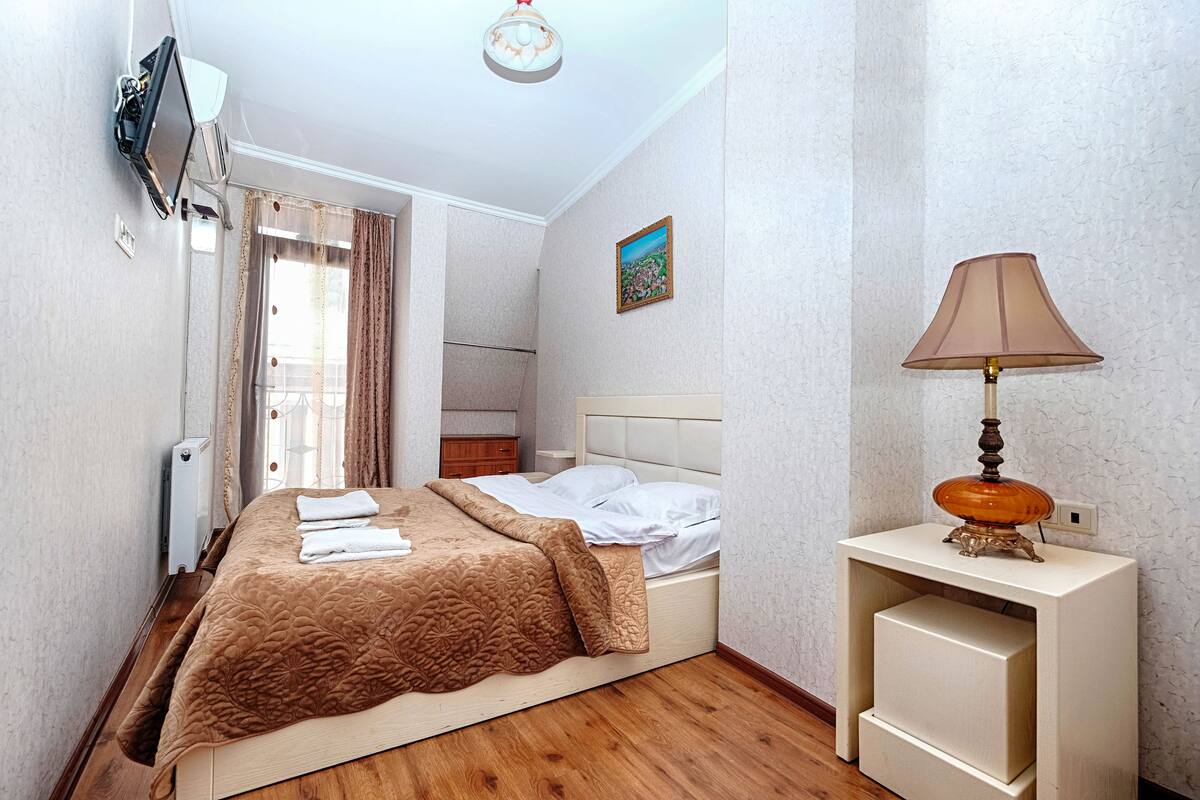 Double Room | Individually decorated, individually furnished, blackout curtains