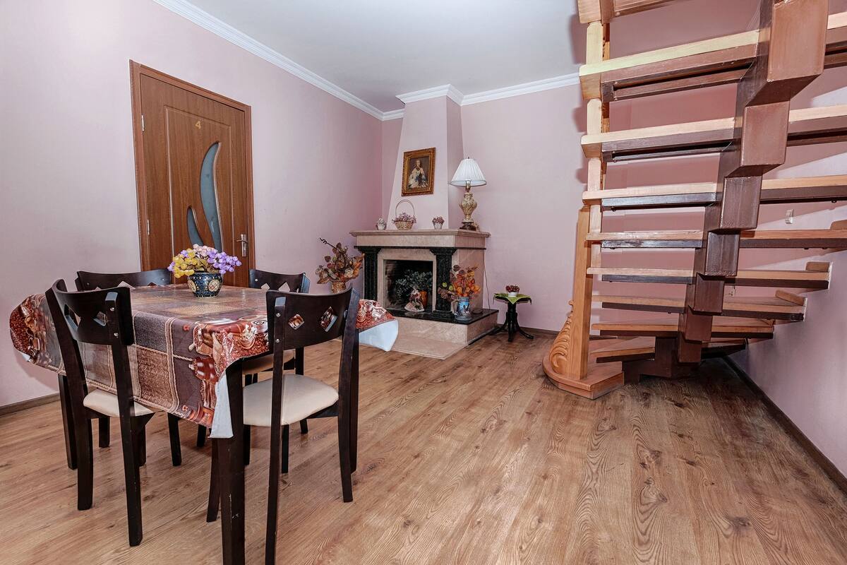 Twin Room | Individually decorated, individually furnished, blackout curtains